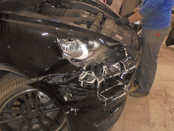 Porsche Cayenne на  осмотре повреждений