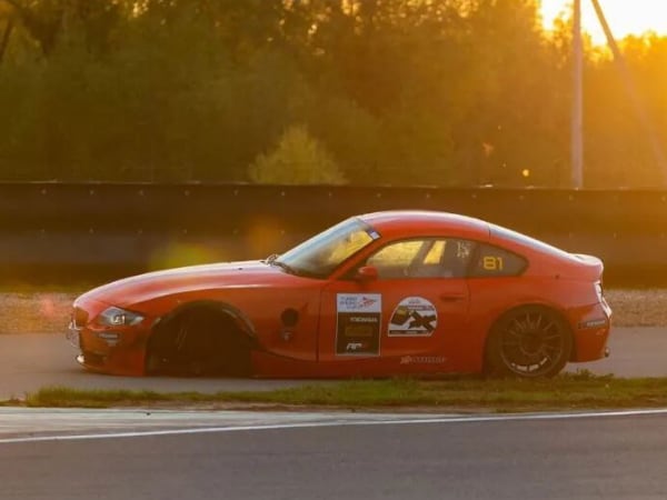 Ремонт BMW Z4 после ДТП на гоночном треке