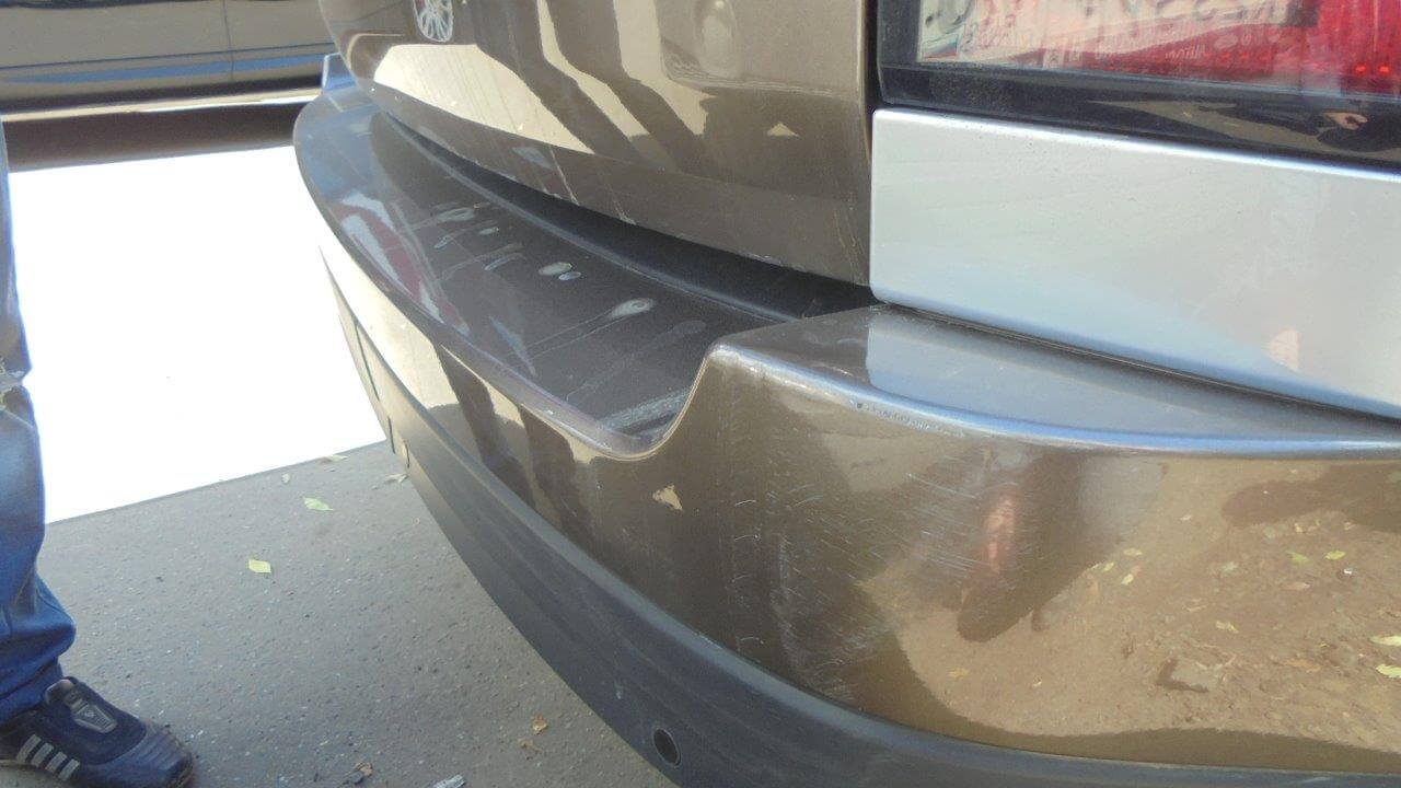 Повреждения заднего бампера на Range Rover