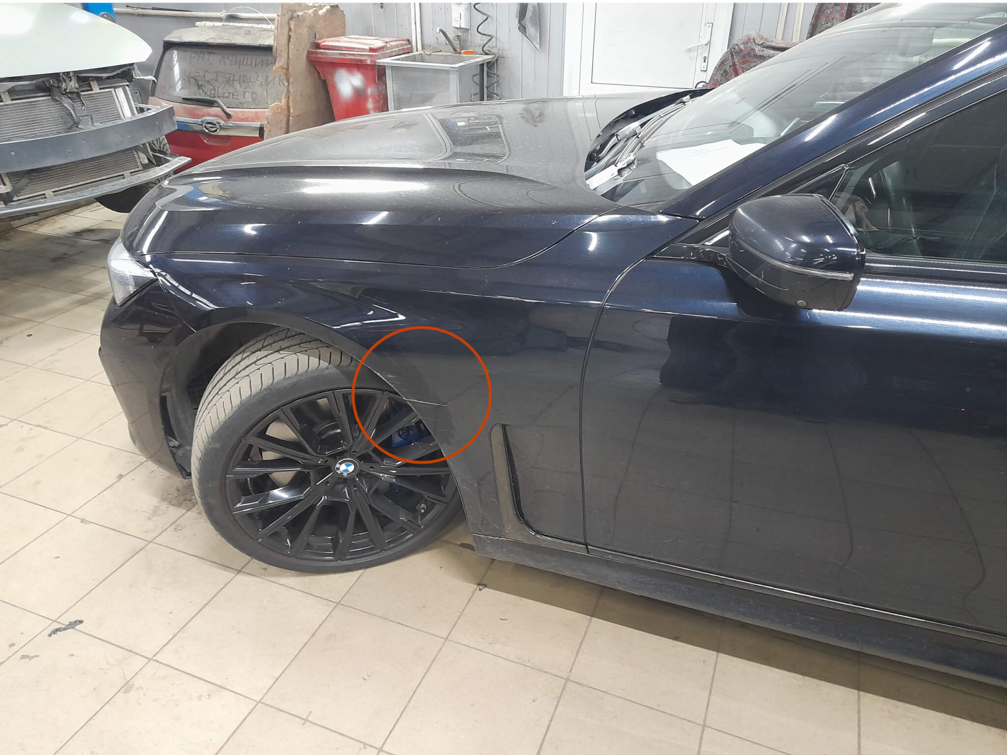 На фото видны царапины от притёртости на арке крыла автомобиля