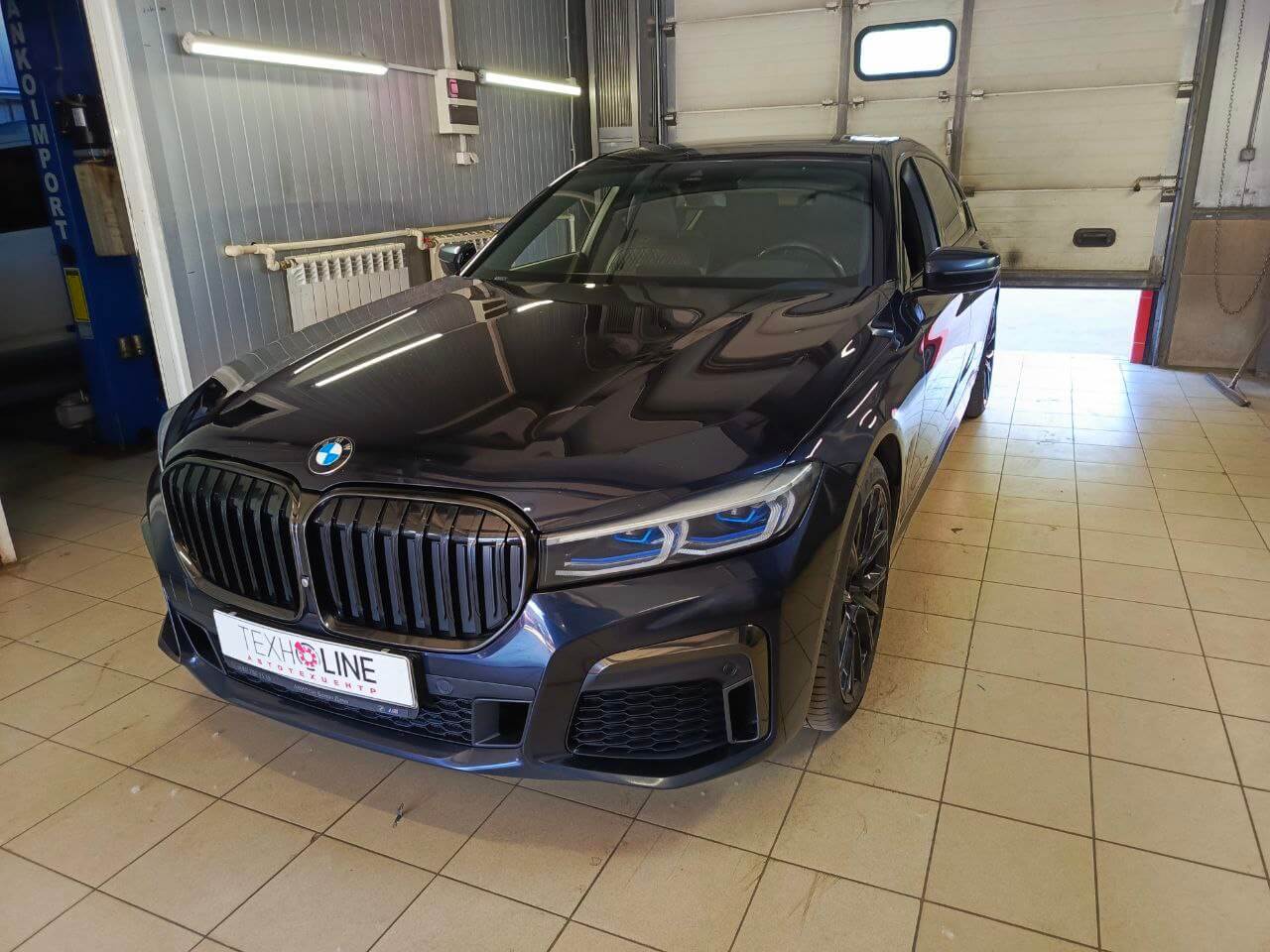 БМВ по прибытии в автосервис “Технолайн”. Фото в цеху диагностики