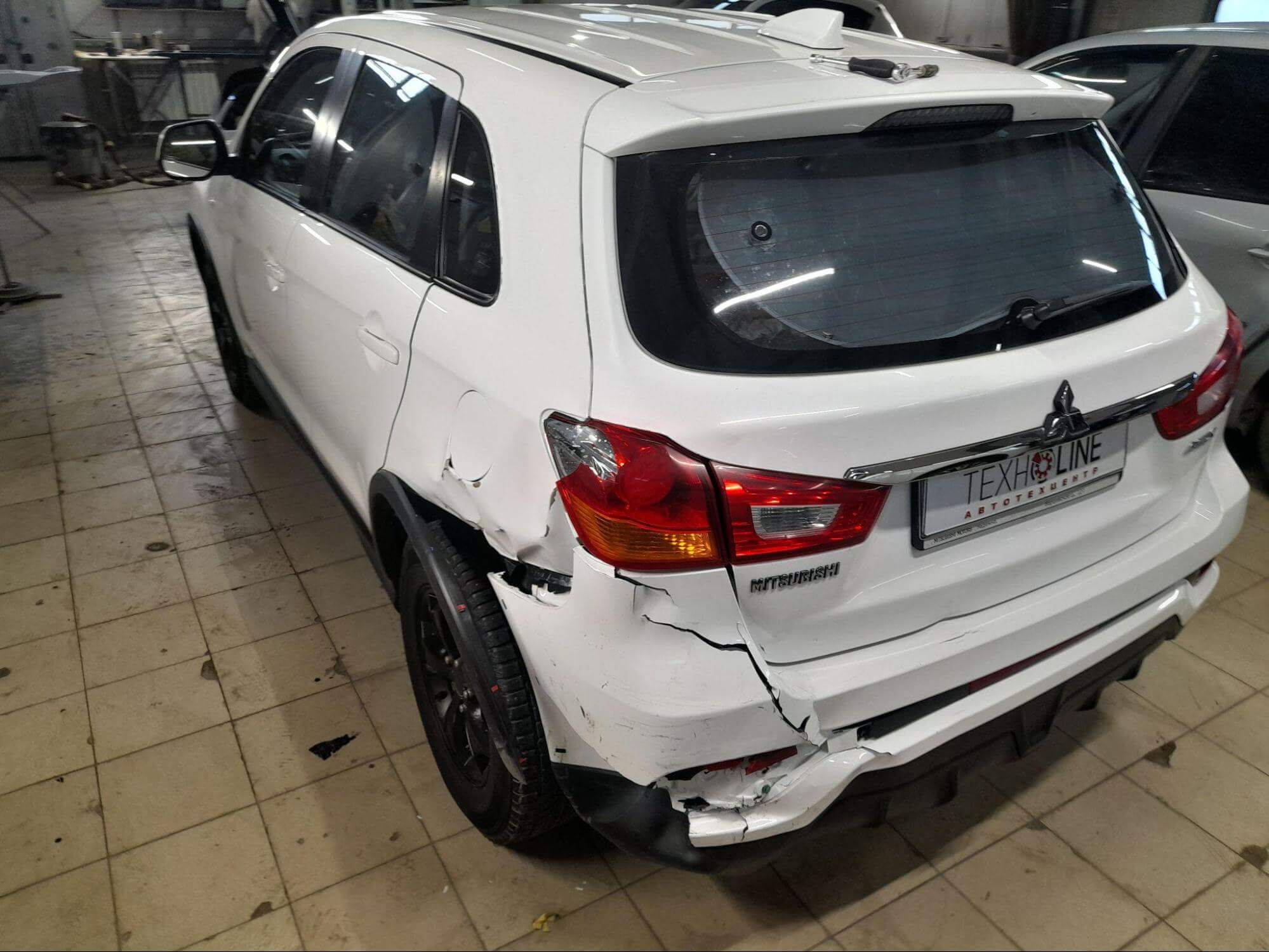 Mitsubishi ASX перед началом проведения ремонтных работ на осмотре после ДТП