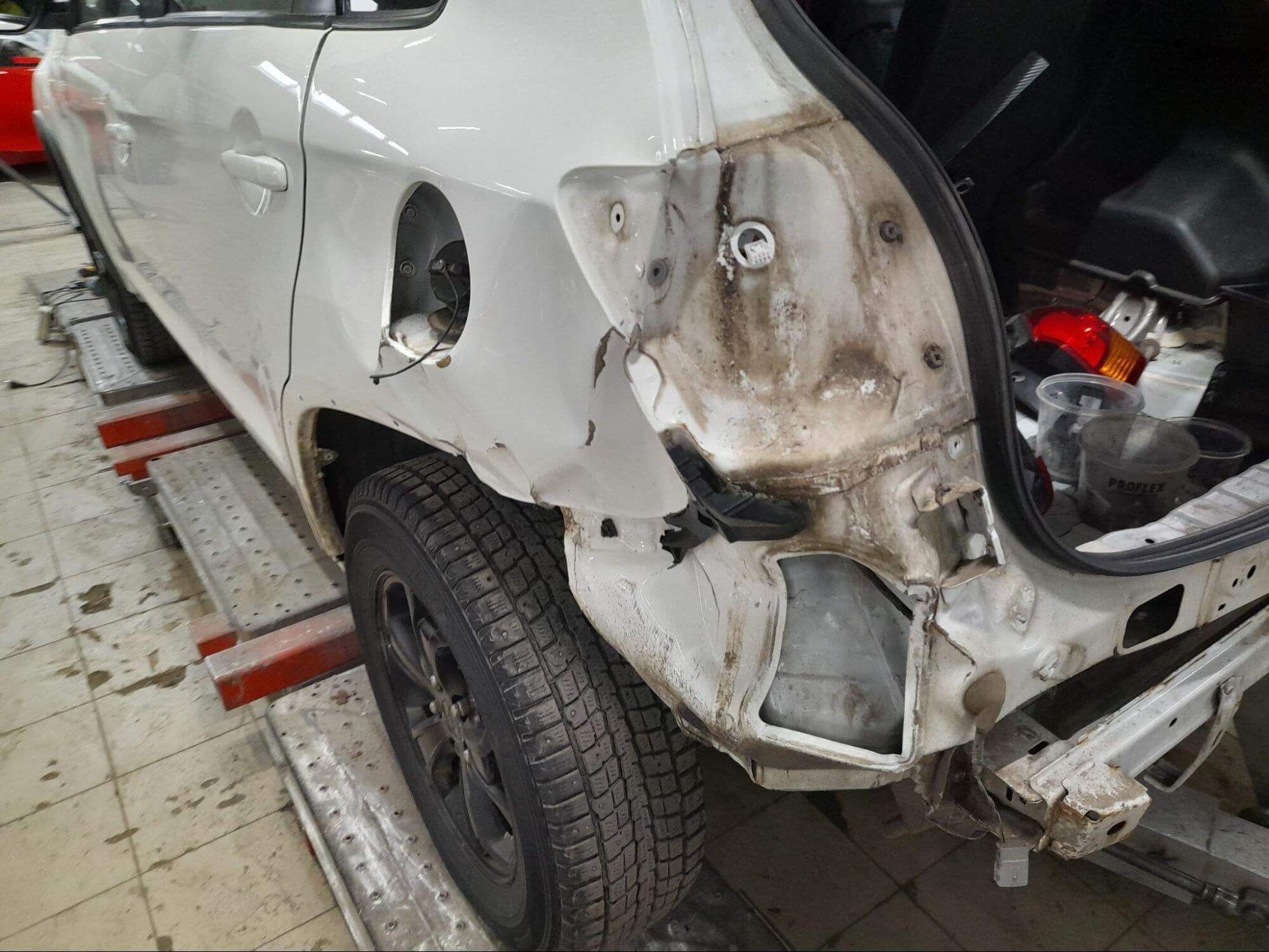 Заднее крыло автомобиля после демонтажа бампера и фары