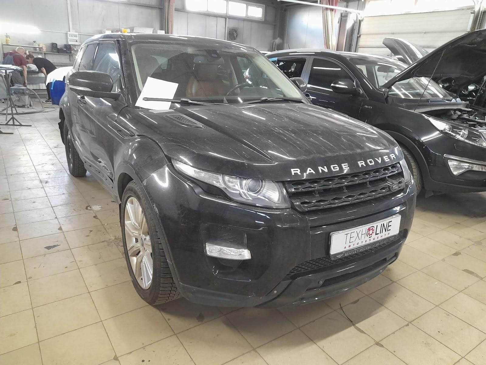 Land Rover Evoque в кузовном цеху перед началом проведения ремонтных работ