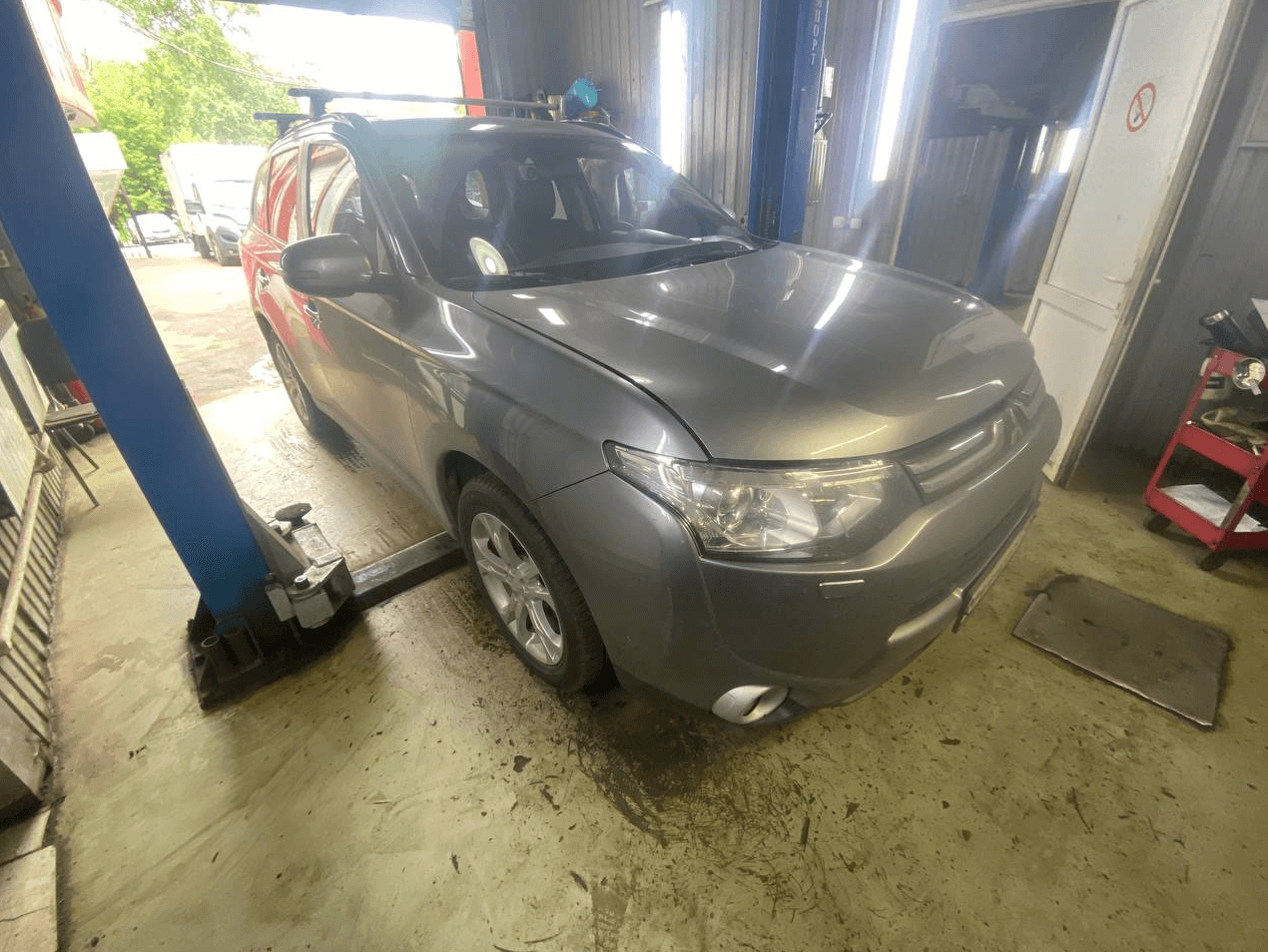 Mitsubishi Outlander перед началом проведения работ