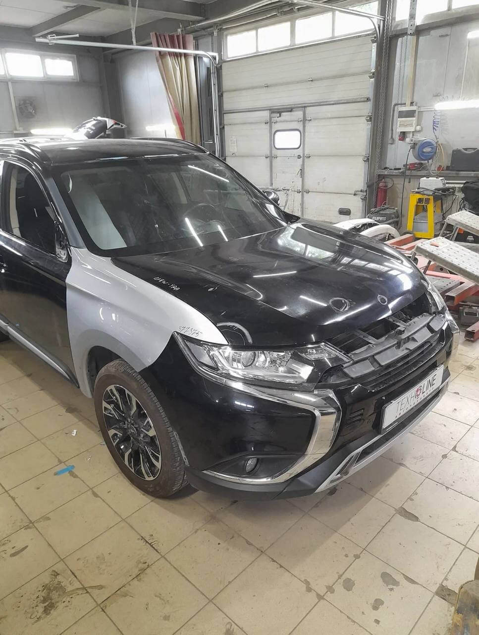 Автомобиль после замены лобового стекла, капота и переднего правого и левого крыла