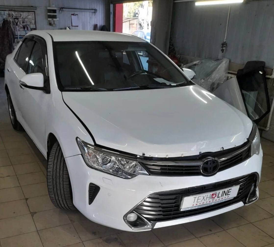 Toyota Camry перед началом проведения ремонтных работ. Повреждены передний бампер и капот.
