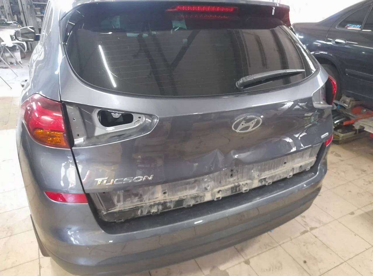 Мастера автосервиса Технолайн подготовили автомобиль для восстановления: снята задняя пластиковая накладка и противотуманные фонари 