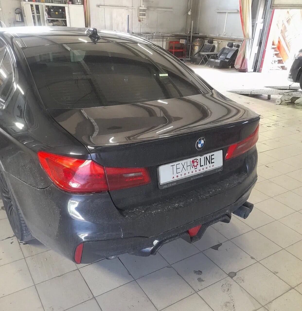 BMW заехал в Технолайн с повреждениями: вмятина на дверях, порван задний бампер и неровные стыки из-за поломанных креплений заднего бампера, передний бампер поврежден, повреждено правое заднее крыло