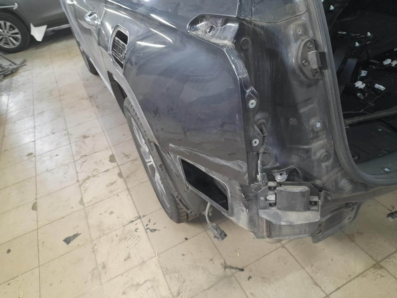Авто после снятия бампера и крышки багажника 